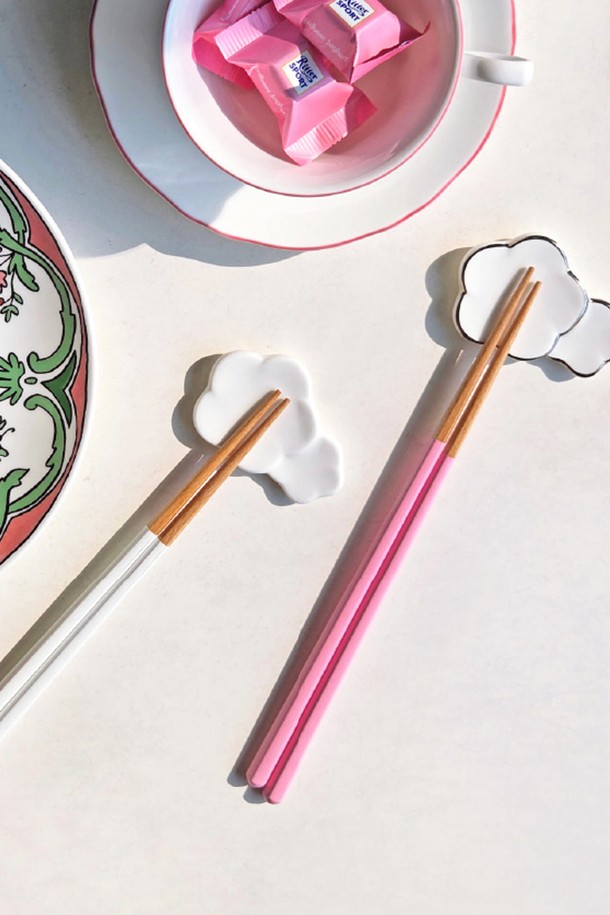 모노 젓가락 (10 Colors)은 주방에 모던함을 더하는 필수 아이템입니다. 비치우드와 폴리우레탄 소재로 제작되어 가볍고 안정적인 그립감을 제공하며, 육각형 단면 디자인으로 테이블 위에서 굴러가지 않아 편리합니다. 23.5cm 사이즈로 제작되었으며, 미끄럼 방지 기능이 있어 안전하게 사용할 수 있습니다. 그레이, 화이트, 베이지, 세이지 그린, 레몬, 라일락, 민트, 리프 그린, 파우더 핑크, 파우더 블루의 10가지 컬러로 제공되어, 식탁 분위기에 맞춰 믹스앤매치할 수 있습니다. 개별 선물 상자에 포장되어 소중한 사람에게 선물하기에도 좋습니다.
