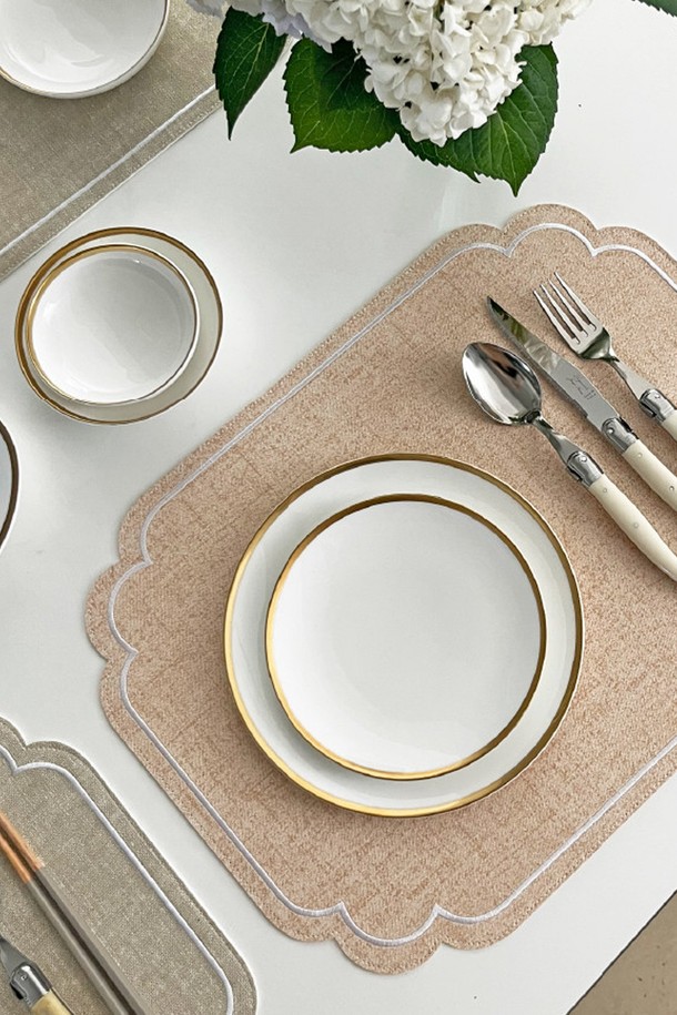 [Twig Newyork] 라네 자수 매트는 식탁을 우아하게 연출해 줄 테이블 매트입니다. 부드러운 인조가죽과 튼튼한 PVC 소재로 제작되었으며, 45cm x 34.5cm 크기로 넉넉한 사용 공간을 제공합니다. 아이보리 아몬드, 아이보리 네이비, 핑크 베이지, 그레이, 베이지 리넨, 코랄 리넨 등 6가지 다채로운 컬러로 출시되어 테이블 분위기에 맞춰 선택할 수 있습니다. 엣지 자수 디테일과 컬러별 다른 패턴은 엘레강스한 무드를 더하며, 미끄럼 방지 기능으로 실용성까지 갖췄습니다. 오염 시 세척이 용이하여 위생적으로 사용할 수 있습니다.
