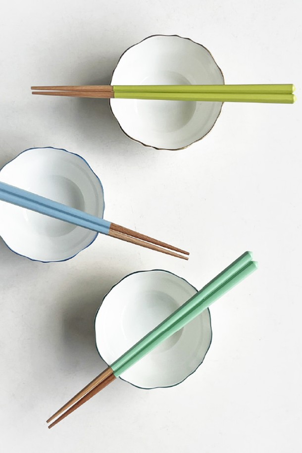 모노 젓가락 (10 Colors)은 육각형 형태로 디자인되어 안정적인 그립감을 제공하며, 식사에 편리함을 더합니다. 비치우드와 폴리우레탄 소재로 제작되어 자연스러운 나뭇결과 함께 가볍고 튼튼합니다. Grey, White, Beige, Sage Green, Leon, Lilac, Mint, Leaf Green, Powder Pink, Powder Blue 등 10가지 다채로운 컬러로 제공됩니다. 23.5cm의 적절한 사이즈는 물론, 미끄럼 방지 기능과 표면 텍스처 처리로 실용성을 높였습니다. 각 젓가락은 개별 선물 포장되어 소중한 사람에게 선물하기에도 좋습니다.
