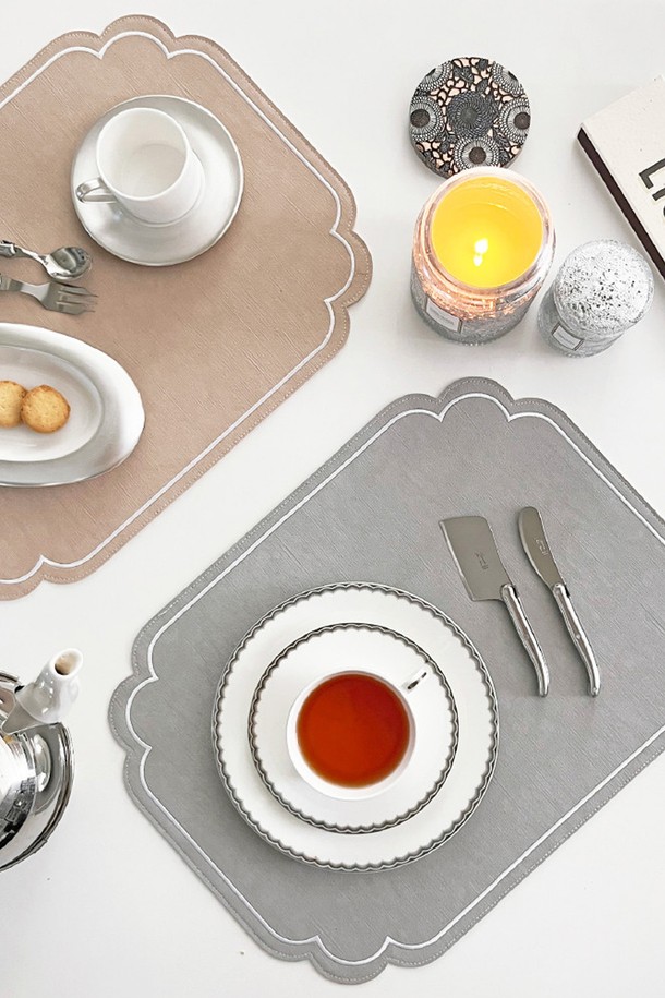 [트위그 뉴욕] 라네 자수 매트 6color는 모던하고 베이직한 스타일의 테이블 매트입니다. 인조가죽과 PVC 소재로 제작되었으며, 45cm x 34cm 크기로 식탁 매트 또는 테이블 데코레이션 용도로 사용됩니다. 베이지 리넨, 코랄 리넨, 아이보리 네이비, 아이보리 아몬드, 그레이, 핑크 베이지 6가지 색상으로 출시되었으며, 각 컬러별로 다른 자수 패턴이 적용되어 있습니다. 특히, 그레이와 핑크 베이지 컬러는 내추럴한 가죽 질감 패턴을 사용하여 고급스러움을 더했습니다. 바닥면에는 미끄럼 방지 처리가 되어 있어 실용적이며, 1매씩 개별 판매됩니다.
