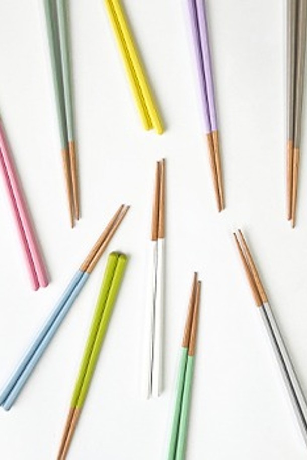 모노 젓가락 (10 Colors)은 주방에 모던함을 더하는 필수 아이템입니다. 비치우드와 폴리우레탄 소재로 제작되어 가볍고 안정적인 그립감을 제공하며, 육각형 단면 디자인으로 테이블 위에서 굴러가지 않아 편리합니다. 23.5cm 사이즈로 제작되었으며, 미끄럼 방지 기능이 있어 안전하게 사용할 수 있습니다. 그레이, 화이트, 베이지, 세이지 그린, 레몬, 라일락, 민트, 리프 그린, 파우더 핑크, 파우더 블루의 10가지 컬러로 제공되어, 식탁 분위기에 맞춰 믹스앤매치할 수 있습니다. 개별 선물 상자에 포장되어 소중한 사람에게 선물하기에도 좋습니다.
