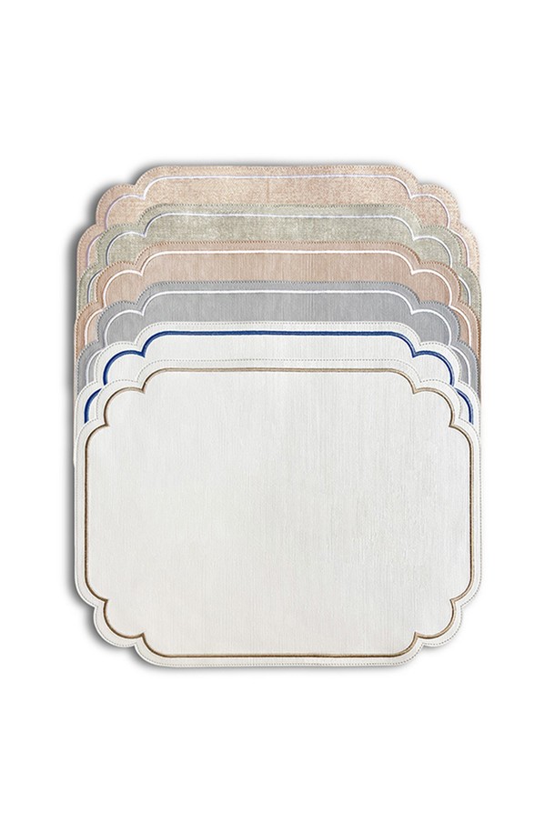 [Twig Newyork] 라네 자수 매트는 식탁을 우아하게 연출해 줄 테이블 매트입니다. 부드러운 인조가죽과 튼튼한 PVC 소재로 제작되었으며, 45cm x 34.5cm 크기로 넉넉한 사용 공간을 제공합니다. 아이보리 아몬드, 아이보리 네이비, 핑크 베이지, 그레이, 베이지 리넨, 코랄 리넨 등 6가지 다채로운 컬러로 출시되어 테이블 분위기에 맞춰 선택할 수 있습니다. 엣지 자수 디테일과 컬러별 다른 패턴은 엘레강스한 무드를 더하며, 미끄럼 방지 기능으로 실용성까지 갖췄습니다. 오염 시 세척이 용이하여 위생적으로 사용할 수 있습니다.
