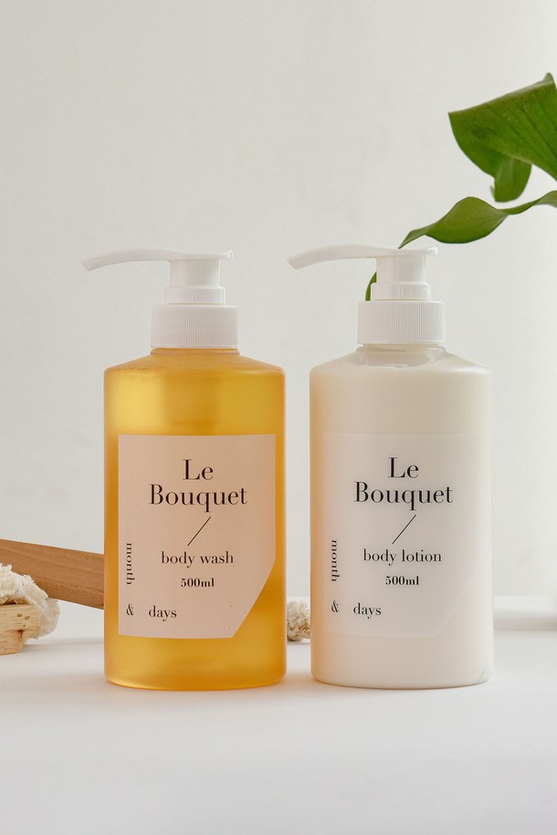 [먼스앤데이즈] 2SET 르 부케 바디워시 + 바디로션 500ml (총 1L) 세트는 은은한 르 부케 향을 담은 바디케어 제품입니다. 옐로우와 화이트 컬러의 심플한 디자인과 미니멀 패키지로 구성되어 욕실 인테리어에도 잘 어울립니다. 펌프형 용기로 편리하게 사용할 수 있으며, 바디워시와 바디로션으로 구성되어 촉촉하고 향기로운 하루를 선사합니다. 총 1L 용량으로 넉넉하게 사용할 수 있는 실용적인 세트입니다. 먼스앤데이즈만의 감성을 담아 소중한 당신의 피부를 부드럽게 가꿔보세요.
