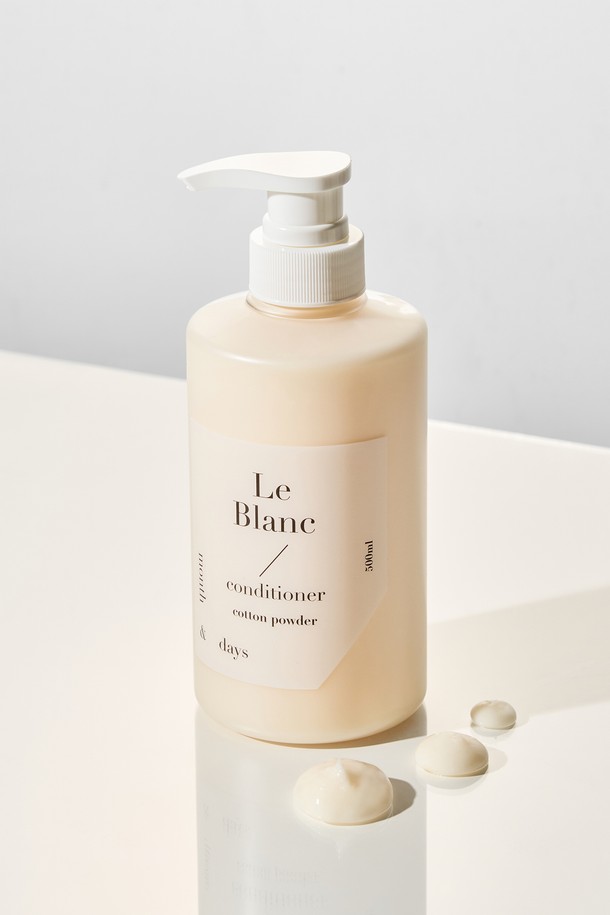 **[먼스앤데이즈] 퍼퓸케어 컨디셔너 르 블랑 500ml (단품)**는 아르간 오일, 판테놀, 녹차추출물 등 자연 유래 성분을 함유하여 모발에 영양과 보습을 선사하는 헤어 컨디셔너입니다. 농밀한 제형이 깊은 보습감을 제공하며, 저자극성으로 민감한 두피에도 안심하고 사용할 수 있습니다. 탑 노트 베르가못과 레몬, 미들 노트 아이리스, 라벤더, 자스민, 베이스 노트 머스크, 알데하이드, 바닐라, 앰버의 조화로 향 지속력이 뛰어나 은은한 향기를 오래도록 즐길 수 있습니다. 샴푸 후 젖은 모발에 적당량을 도포하여 마사지한 후 헹구어 사용하며, 두피 진정, 모발 강화에도 도움을 줍니다. 쑥갓추출물, 센텔라추출물이 함유되어 건강한 모발 관리에 도움을 줍니다.
