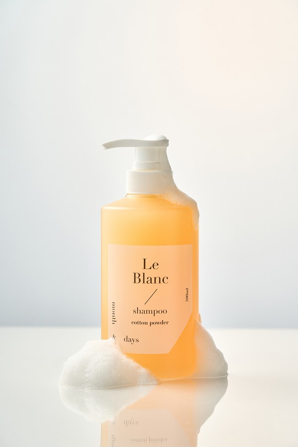 [먼스앤데이즈] 퍼퓸케어 샴푸 르 블랑 500ml (단품)는 파우더리 타입 향으로, 베르가못, 레몬블라썸, 자스민의 탑노트와 아이리스, 라벤더, 알데하이드의 미들노트, 머스크, 바닐라, 앰버의 베이스노트가 조화롭게 어우러져 은은하고 풍성한 향을 선사합니다. 코코아미도프로필 베타인, 녹차추출물, 마치현 추출물, 병풀추출물, 판테놀 등 자연 유래 성분이 함유되어 볼륨감 있는 모발을 만들어주고, 저자극으로 두피 진정을 돕습니다. 붉은빛 반투명 텍스처에 풍성한 거품과 보습감을 더했으며, 민감성 두피에도 순하게 작용하며, 두피 장벽 강화에도 도움을 줍니다. 지속력 있는 향으로 하루 종일 기분 좋은 향기를 유지할 수 있으며, 모발 텍스처 개선에도 효과적입니다.
