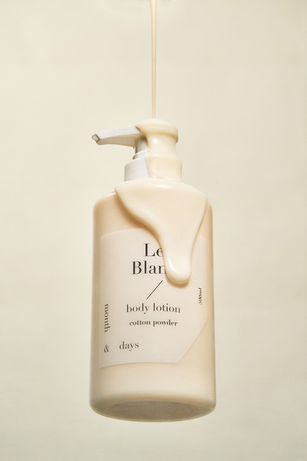 [먼스앤데이즈] 퍼퓸케어 바디로션 르 블랑 500ml (단품)는 은은한 향으로 기분 좋은 경험을 선사하는 바디로션입니다. 베이비파우더, 머스크, 라벤더, 바닐라, 자스민, 앰버의 매력적인 향 조합이 특징이며, 끈적임 없이 실키한 텍스처로 부드럽게 마무리됩니다. 아르간오일, 해바라기씨오일, 시어버터 등 8가지 주요 성분이 피부에 깊은 보습과 영양을 공급하여 촉촉하고 건강한 피부로 가꿔줍니다. 피부 진정 및 피부결 개선에 도움을 주며, 적당량을 덜어 피부에 마사지하듯 발라 흡수시켜 사용합니다. 사용 중 자극 발생 시 즉시 사용을 중단하고, 어린이의 손이 닿지 않는 서늘한 곳에 보관하십시오.
