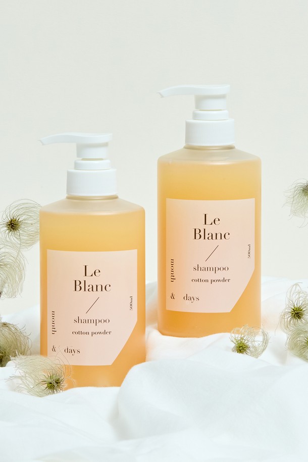 [먼스앤데이즈] 2SET 퍼퓸케어 샴푸 르 블랑 500ml (총1L)는 베이비파우더와 소프트 머스크 향을 담은 헤어케어 샴푸입니다. 탑노트 베르가못을 시작으로 아이리스, 라벤더, 알데하이드의 미들노트, 머스크, 바닐라, 자스민, 앰버의 베이스노트가 조화롭게 어우러집니다. 향수 농도 2%로 은은하고 지속력 있는 향을 선사하며, 자연유래 세정성분, 판테놀, 녹차추출물, 마치현추출물, 병풀추출물 등 주요 성분이 두피 세정, 모발 보호, 두피 진정, 수분 보호막 형성, 두피 장벽 강화, 두피 순환 촉진에 도움을 줍니다. 반투명 붉은빛 크림 제형으로 풍성한 거품과 저자극 사용감을 제공합니다.
