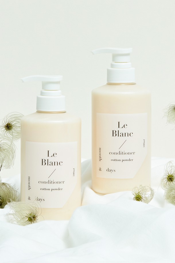 [먼스앤데이즈] 2SET 퍼퓸케어 컨디셔너 르 블랑 500ml (총1L)는 향기 케어를 위한 [먼스앤데이즈]의 헤어 컨디셔너입니다. 르 블랑 향을 담아 은은하고 매력적인 향기를 선사하며, 퍼퓸케어 기능을 통해 오랫동안 풍성한 향을 유지시켜 줍니다. 500ml 용량의 컨디셔너 2개 세트로 구성되어 총 1L의 넉넉한 용량으로 사용할 수 있습니다. 펌프형 용기로 편리하게 사용할 수 있으며, 액상 제형으로 모발에 부드럽게 스며듭니다. 
