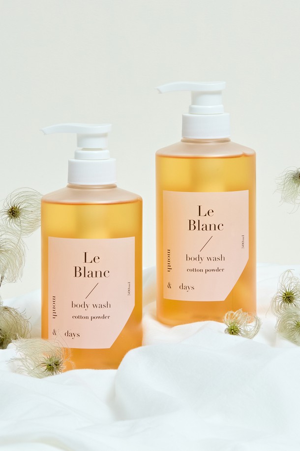 [먼스앤데이즈] 2SET 퍼퓸케어 바디워시 르 블랑 500ml (총 1L)는 르 블랑 향을 담은 퍼퓸케어 바디워시 500ml 두 개로 구성된 세트 상품입니다. 일상에서 향기로운 바디케어를 경험할 수 있도록 펌프형 용기로 제작되었습니다. 주요 성분은 향료이며, 은은하고 매력적인 향으로 샤워 시간을 더욱 특별하게 만들어줍니다. 총 1L의 넉넉한 용량으로 온 가족이 함께 사용할 수 있습니다.
