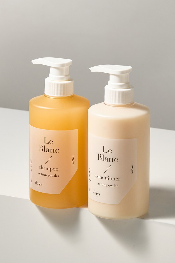 [먼스앤데이즈] 2SET 르 블랑 샴푸+컨디셔너 500ml (총1L)는 르 블랑 코튼 파우더 향의 샴푸와 컨디셔너 세트입니다. 베르가못, 아이리스, 머스크, 라벤더, 알데하이드, 바닐라, 자스민, 앰버의 조화로운 향이 특징입니다. 아르간 오일, 판테놀, 녹차추출물, 마치현 추출물, 병풀추출물 등 5가지 주요 성분이 모발에 수분과 영양을 공급하여 탄력을 강화하고 두피 장벽을 보호합니다. 큐티클 보습 및 손상 모발 개선에 도움을 주며, 민감성 두피도 안심하고 사용할 수 있습니다. 사용 후 부드럽고 볼륨감 있는 모발과 뛰어난 향 지속력을 경험할 수 있습니다.
