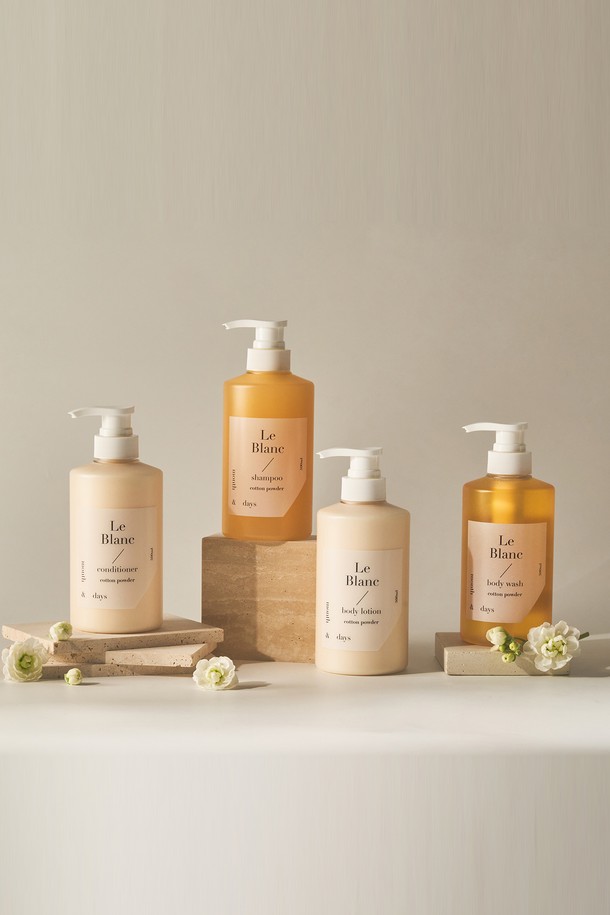 [먼스앤데이즈] 4SET 르 블랑 샴푸+컨디셔너+바디워시+바디로션 세트는 베르가못, 라벤더, 알데하이드의 탑 노트와 아이리스, 자스민의 미들 노트, 머스크, 바닐라, 앰버의 베이스 노트가 조화롭게 어우러진 파우더리 향의 바디케어 세트입니다. 아르간 오일, 해바라기씨 오일, 시어버터, 마카다미아 오일 등 풍부한 보습 성분과 녹차추출물, 병풀추출물이 함유되어 피부 보습, 진정 및 피부결 개선에 도움을 줍니다. 저자극 테스트를 완료하여 민감한 피부도 안심하고 사용할 수 있으며, 수분 장벽 형성을 도와 촉촉하고 건강한 피부로 가꿔줍니다. 르 블랑 컨디셔너는 농밀한 제형, 바디로션은 실키한 로션 제형으로 부드럽게 피부에 흡수됩니다. 총 2L의 넉넉한 용량으로 온 가족이 함께 사용할 수 있습니다.
