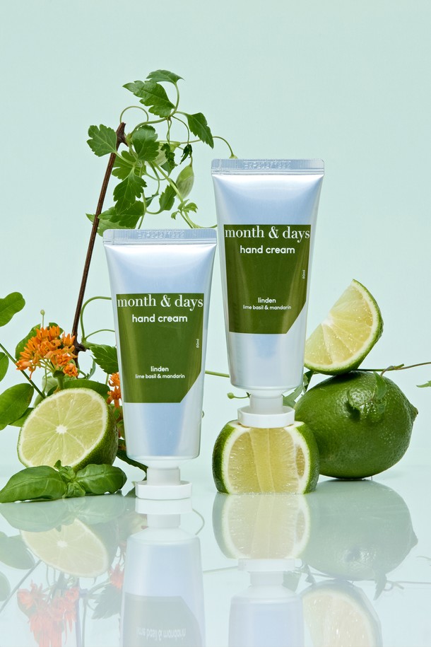 먼스앤데이즈의 단독 특가 린든 라임바질 앤 만다린 핸드크림 50ml 2개 세트 (총 100ml)입니다. 라임, 바질, 만다린의 싱그러운 시트러스 계열 향이 특징으로, 손에 촉촉한 보습을 선사하여 핸드케어를 돕습니다. 1+1 구성으로, 넉넉하게 사용하거나 주변 사람들과 나누기 좋습니다. 크림 제형으로 부드럽게 발리며 산뜻한 마무리를 선사합니다.
