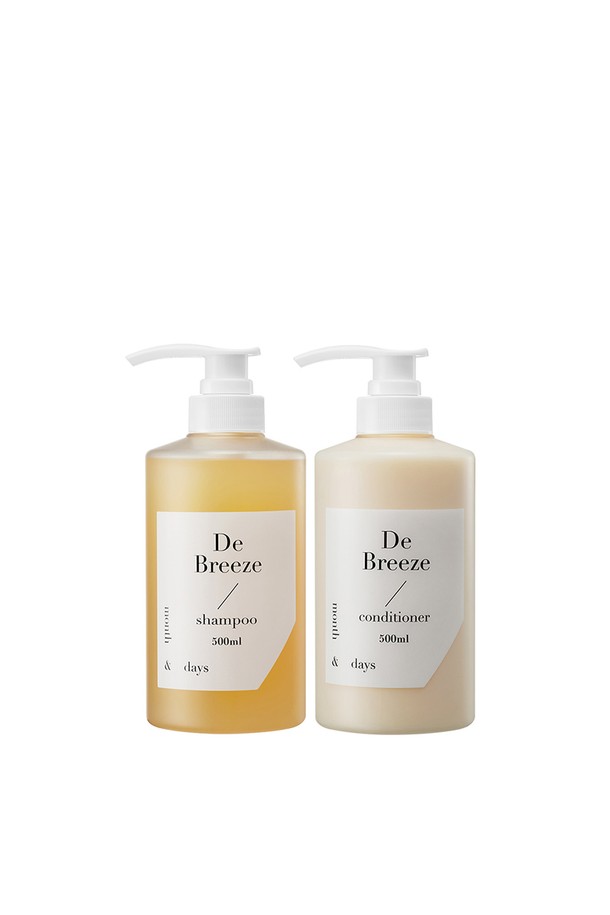 [먼스앤데이즈] 디 브리즈 샴푸+컨디셔너 2SET (총 1L)는 풍성한 거품의 샴푸와 크림 타입 컨디셔너로 구성된 헤어케어 제품입니다. 싱그러운 프레시 브리즈와 알데하이드, 플로럴 향이 조화롭게 어우러져 아로마테라피 효과를 선사하며, 지속력 있는 향으로 은은함을 더합니다. 녹차추출물, 마치현추출물 등 자연 유래 성분이 모발 손상 개선, 두피 진정 및 보습에 도움을 주어 건강한 모발을 가꿀 수 있습니다. 큐티클 케어와 모발 내부 보습을 통해 더욱 탄력있고 부드러운 머릿결을 경험해 보세요. 민감성 두피도 안심하고 사용할 수 있는 저자극 클리니컬 헤어케어 제품입니다.
