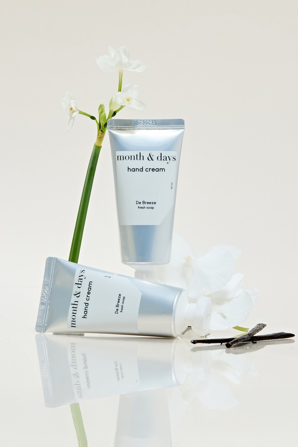 먼스앤데이즈/단독특가 디 브리즈 핸드크림 50ml 1+1 구성으로 총 100ml를 만나보세요. 산뜻한 비누향과 프레시한 향이 기분 좋은 크림 타입 핸드크림입니다. 끈적임 없이 빠르게 흡수되어 부드럽고 촉촉한 손으로 가꿔줍니다. 보습력과 향 지속력이 뛰어나며, 바디로션으로도 활용 가능합니다. 현대백화점, 갤러리아 등 주요 판매처에서 만나보실 수 있습니다.
