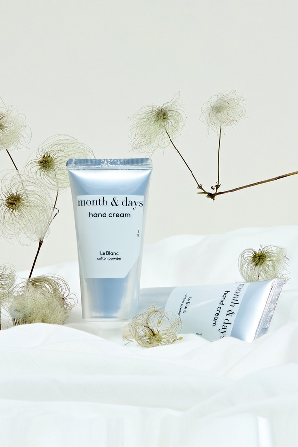 [먼스앤데이즈/단독특가 1+1] 르 블랑 핸드크림 50ml (총100ml)는 보습과 영양 공급에 도움을 주는 핸드크림입니다. 부드러운 사용감과 지속력 있는 베이비파우더 향이 특징이며, 프리미엄 아로마 성분을 함유했습니다. 주요 성분으로는 정제수, 시어버터, 글리세린, 세라마이드 등이 함유되어 촉촉한 손으로 가꾸어줍니다. 향은 베르가못, 아이리스 등의 탑노트와 머스크, 라벤더 등의 미들노트, 그리고 앰버, 바닐라 등의 베이스노트가 어우러져 은은하고 풍성한 파우더리 향을 선사합니다. 손 세척 후나 건조할 때마다 적당량을 덜어 손에 부드럽게 펴 발라 사용하세요.
