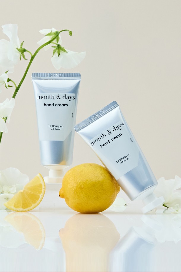 먼스앤데이즈의 단독 특가 1+1 르 부케 핸드크림 50ml(총 100ml)입니다. 르 부케 향으로 손에 은은한 향을 더하며, 건조한 손을 촉촉하게 가꿔줍니다. 보습과 영양 공급에 효과적인 크림 제형으로, 부드럽게 흡수되어 산뜻한 마무리를 선사합니다. 1+1 구성으로, 넉넉하게 사용하여 촉촉한 손을 유지하세요. 손을 위한 특별한 선물로도 좋습니다.
