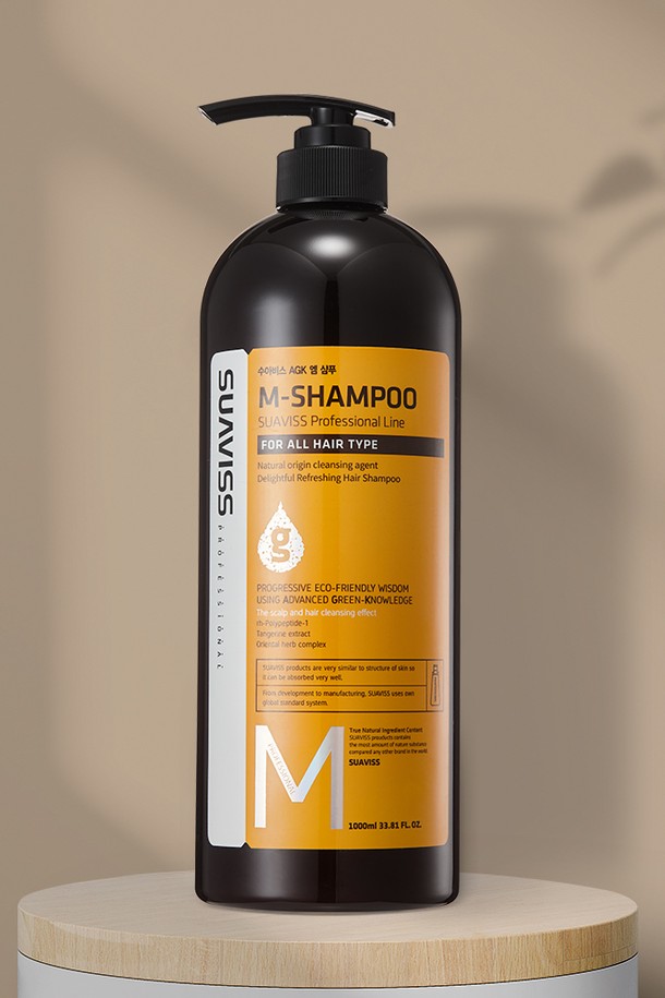 [수아비스] M 샴푸 1000ml *2개는 두피와 모발 건강을 위한 전문가용 샴푸입니다. 아르간오일, 다마스크장미수, 코튼플라워수 등 자연 유래 성분을 함유하여 두피에 영양을 공급하고, pH 밸런스를 조절하여 건강한 두피 환경을 만들어줍니다. 탈모 및 비듬, 가려움 완화에 도움을 주며, 모발 강화와 보습 효과를 통해 윤기 있고 건강한 모발로 가꾸어줍니다. 모든 모발 타입에 사용 가능하며, 특허 출원 모발 개선 성분과 저자극 처방으로 안심하고 사용할 수 있습니다. 풍성한 거품과 항균 효과, 그린지식 포뮬러로 더욱 만족스러운 사용감을 선사합니다.
