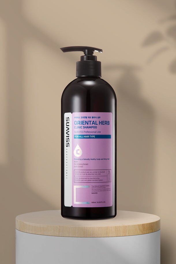 [수아비스] 오리엔탈 허브 클리닉 샴푸 (500ml WS01AH10)는 두피와 모발 건강을 동시에 케어해주는 샴푸입니다. 95% 천연 성분으로 만들어져 온 가족이 안심하고 사용할 수 있으며, 클로버 추출물, 살구씨 추출물, 홍삼 추출물 등 11가지 오리엔탈 허브 성분이 함유되어 있습니다. 탈모 예방, 비듬 및 가려움 완화, 모발 탄력 증진, 약한 모발 강화에 도움을 주며, 갈라짐 방지 효과도 기대할 수 있습니다. 특허 출원된 모발 및 두피 개선 조성물 기술을 바탕으로 얇고 약해진 모발에 영양을 공급하여 건강하게 가꿔줍니다. 두피케어와 탄력 있는 모발을 원하는 분들께 추천합니다.

