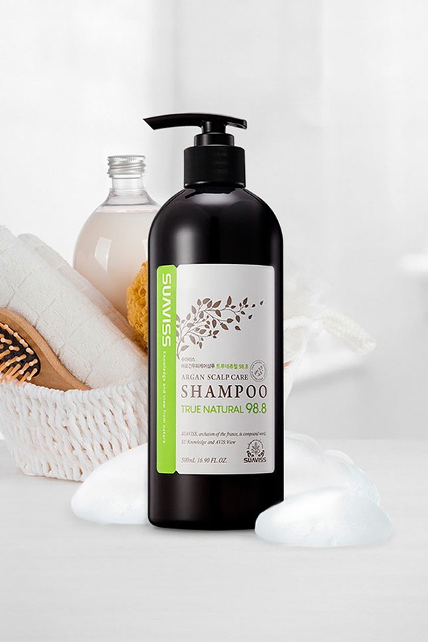 [수아비스] 아르간 두피케어 샴푸 트루네츄럴 98.8 500ml WS01AH08는 민감한 두피를 위한 딥클렌징과 영양 공급에 특화된 샴푸입니다. 자연 유래 성분 98.8%를 함유하여 순하고, 약산성(pH 5.5~6.5) 처방으로 두피 밸런스를 맞춰줍니다. 아르간 오일, 베르가못 오일 등 9가지 자연 유래 성분이 풍성한 거품과 함께 두피를 건강하게 가꿔줍니다. 끈적임 없이 산뜻하게 마무리되며, 내추럴 리프레싱 향으로 상쾌함을 더합니다. 화학 시술 모발, 가는 모발, 두피 고민이 있는 분들께 추천합니다.
