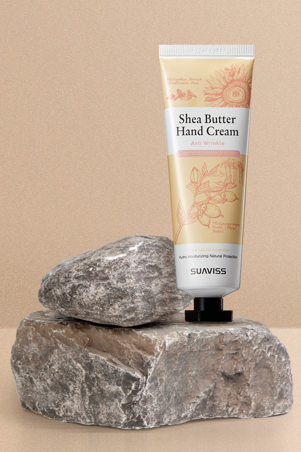 수아비스 쉐어버터 핸드크림 80ml WS01AB16은 쉐어버터 성분으로 피부에 풍부한 보습과 영양을 공급하는 핸드크림입니다. 천연 원료를 사용하여 민감한 피부에도 안심하고 사용할 수 있으며, 촉촉하고 부드러운 손으로 가꾸어줍니다. 수아비스의 독자적인 기업부설연구소에서 개발되어, ISO 22716 제조관리시스템 인증을 받은 안전한 품질의 제품입니다. 벤처기업 확인, 제조관리시스템 인증을 획득하여 품질을 보증합니다. 손 피부에 빠르게 흡수되어 끈적임 없이 산뜻하게 마무리됩니다.
