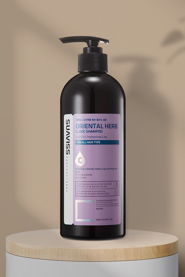[수아비스] 오리엔탈 허브 클리닉 샴푸 (500ml WS01AH10)는 두피와 모발 건강을 동시에 케어해주는 샴푸입니다. 95% 천연 성분으로 만들어져 온 가족이 안심하고 사용할 수 있으며, 클로버 추출물, 살구씨 추출물, 홍삼 추출물 등 11가지 오리엔탈 허브 성분이 함유되어 있습니다. 탈모 예방, 비듬 및 가려움 완화, 모발 탄력 증진, 약한 모발 강화에 도움을 주며, 갈라짐 방지 효과도 기대할 수 있습니다. 특허 출원된 모발 및 두피 개선 조성물 기술을 바탕으로 얇고 약해진 모발에 영양을 공급하여 건강하게 가꿔줍니다. 두피케어와 탄력 있는 모발을 원하는 분들께 추천합니다.
