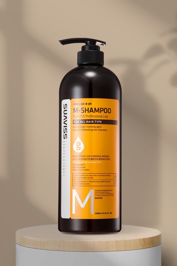 [수아비스] M 샴푸 1000ml WS01AH04는 모든 모발 타입에 사용 가능한 헤어케어 샴푸입니다. bFGF, 탄제린 추출물, 멘톨, 홍삼 추출물, 클로버 추출물, 살구씨 추출물 등, 두피와 모발 건강에 도움을 주는 다양한 성분을 함유하고 있습니다. 민감성 두피에도 사용 가능하며, 두피 혈액순환 촉진, 영양 공급, 비듬 및 가려움 완화, 두피 밸런스 유지, 모발 강화, 볼륨 및 탄력 개선, 수분 공급, 갈라짐 방지 등, 다양한 기능을 제공합니다. 자연 유래 계면활성제와 실키한 텍스처, 청량감을 선사하며, 프로페셔널 라인으로 특허 출원된 제품입니다.
