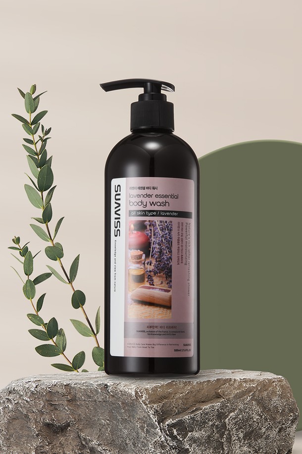 [수아비스] 라벤더 에센셜 바디워시 500ml는 천연 성분 95% 함유로 온 가족이 안심하고 사용할 수 있는 바디워시입니다. 라벤더 오일, 로즈마리잎 오일, 페퍼민트 오일 등 자연 유래 성분이 함유되어 세정은 물론, 촉촉한 보습 효과까지 선사합니다. 녹차추출물과 올리브워터 성분이 피부를 건강하게 가꾸어 주며, 라벤더 향이 은은하게 퍼져 편안한 샤워 시간을 선사합니다. 사용 부위는 바디와 핸드이며, 직사광선을 피해 보관하고 상처 부위에는 사용하지 마세요. 어린아이의 손이 닿지 않는 곳에 보관하십시오.
