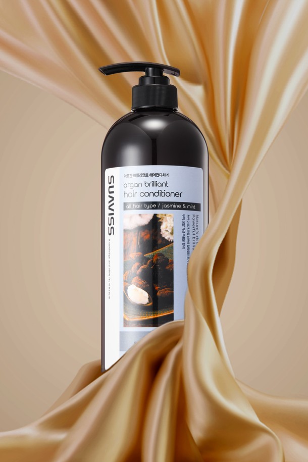 [수아비스] 아르간 브릴리언트 헤어컨디셔너 1000ml는 아르간 오일, 비피다 발효 용해물, 알로에베라 추출물을 함유하여 손상된 모발에 영양을 공급하고 건강하게 가꾸어줍니다. pH 5-6.5의 저자극 포뮬러로 모든 모발 타입에 사용 가능하며, 95% 천연 성분으로 수분 밸런싱과 실키한 마무리감을 선사합니다. 화학적 손상, 엉킨 모발, 탄력 저하로 고민하는 분들께 추천하며, 모발 속부터 채워지는 단백질 및 콜라겐 케어로 윤기와 탄력을 되찾아줍니다. 큐티클 보호와 모발 관리성 개선, 수분 장벽 형성을 통해 건강하고 아름다운 머릿결을 경험해 보세요.
