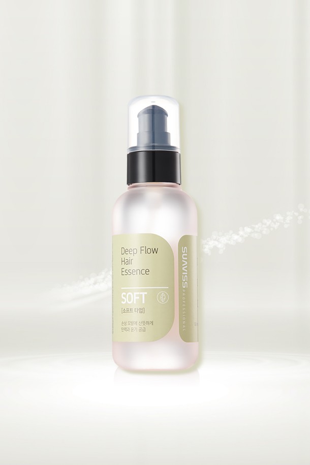 [수아비스] 딥 플로우 헤어에센스 소프트타입 120ml은 가볍고 산뜻한 제형의 헤어에센스입니다. 젖은 모발에 사용하면 수분 보호막을 형성하여 모발에 탄력을 부여하고, 열 손상으로부터 보호해 줍니다. 비타민E 유도체, 아미노산 컴플렉스, 해바라기씨 오일 등 풍부한 영양 성분이 모발 깊숙이 스며들어 건강하게 가꿔줍니다. 따뜻한 플로럴 향이 은은하게 퍼져 기분 좋은 사용감을 선사하며, 샴푸 후 손상된 모발이나 갈라진 모발에 사용하면 더욱 효과적입니다. 딥 플로우 헤어에센스는 식물성 오일 코팅과 단백질 전달 시스템을 통해 찰랑이는 머릿결을 완성해 줍니다.
