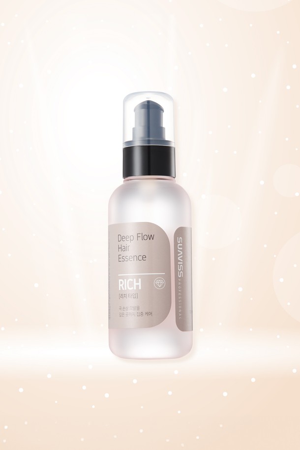 [수아비스] 딥 플로우 헤어에센스 리치타입 120ml WS01AH01는 샴푸 후 젖은 모발이나 건조한 모발에 모두 사용할 수 있는 헤어에센스입니다. 해바라기씨오일, 녹차씨오일, 달맞이꽃오일, 비타민E, 호호바씨오일 등 식물성 오일 성분이 함유되어 손상된 모발에 영양을 공급하고 수분 보호막을 형성합니다. 리치한 점도로 오래 지속되는 수분감과 탄력감을 선사하며, 큐티클 보호 및 조직 노화 방지에도 도움을 줍니다. 염색, 펌, 탈색으로 손상된 모발이나 드라이기, 스타일링 도구를 자주 사용하시는 분, 또는 스타일링 제품을 즐겨 사용하시는 분들께 추천합니다. 심한 손상모를 위한 특별한 케어를 경험해 보세요.

