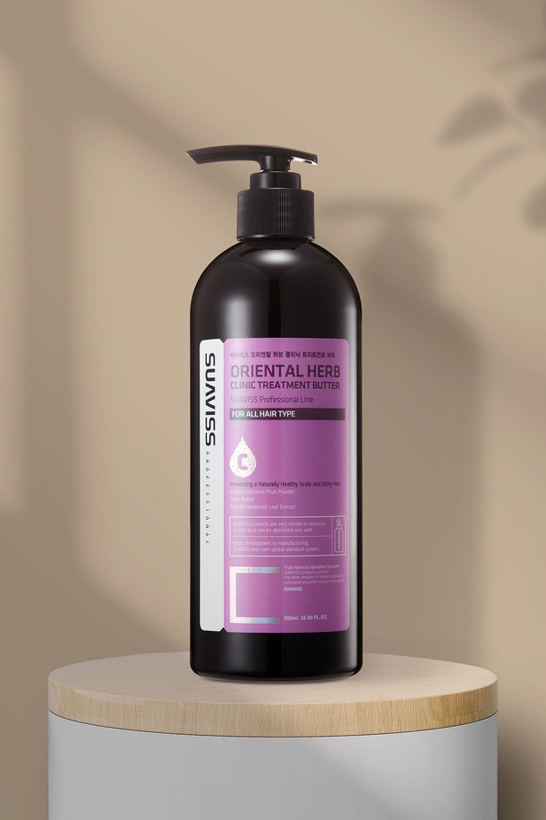 [수아비스] 오리엔탈 허브 클리닉 트리트먼트 버터 500ml WS01AH11는 동양 허브 성분, 님 오일, 카모마일, 알로에베라 젤 등의 자연 유래 성분 95%를 함유하여 두피와 모발을 건강하게 가꿔주는 헤어 트리트먼트입니다. 지성 두피, 건조 모발, 손상 모발 등 모든 모발 타입에 사용 가능하며, 보습, 볼륨, 두피 진정, 모발 보호에 도움을 줍니다. 버터 제형으로 끈적임 없이 부드럽게 발리며, 오후까지 지속되는 풍성한 볼륨감을 선사합니다. 어린이와 성인 모두 안심하고 사용할 수 있으며, 비듬 방지에도 효과적입니다.
