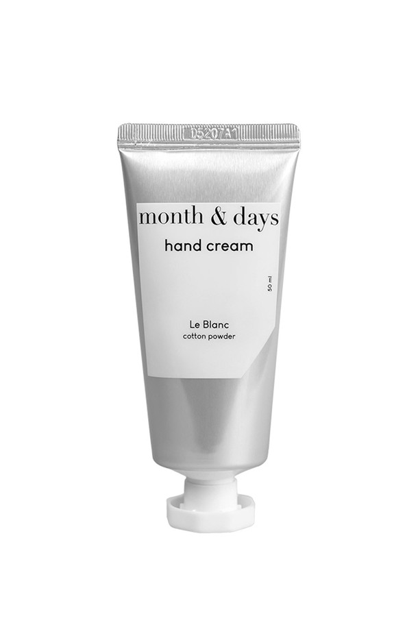 [먼스앤데이즈] 퍼퓸케어 핸드크림 르 블랑 50ml (단품)은 은은한 향기를 선사하는 퍼퓸케어 핸드크림입니다. 피부 보습에 도움을 주는 크림 제형으로, 손 피부를 촉촉하게 가꿔줍니다. 르 블랑 향은 산뜻하고 고급스러운 느낌을 더합니다. 용량은 50ml이며, 남녀 모두 사용할 수 있는 제품입니다. 하얀색 용기에 담겨 깔끔한 디자인을 자랑합니다.
