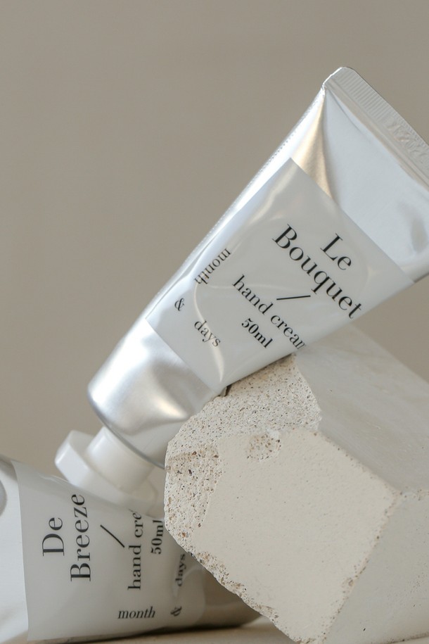 [먼스앤데이즈] 퍼퓸케어 르 부케 핸드크림 50ml (단품)은 시어버터, 세라마이드, 해바라기씨오일, 올리브오일, 토코페릴아세테이트를 함유하여 보습, 피부 장벽 강화, 피부 진정, 항산화 효과를 선사합니다. 르 부케 향으로 은은한 향기 케어를 즐길 수 있으며, 크림 제형으로 부드럽게 발립니다. 손을 씻은 후나 건조할 때마다 적당량을 덜어 손에 펴 발라 데일리 핸드케어를 완성하세요. 퍼퓸케어 라인으로, 소중한 당신의 손을 위한 특별한 선택입니다. 50ml 단품으로 구성되어 휴대하며 사용하기에도 용이합니다.
