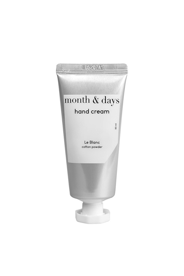 [먼스앤데이즈/단독특가 1+1] 르 블랑 핸드크림 50ml (총100ml)는 보습과 영양 공급에 도움을 주는 핸드크림입니다. 부드러운 사용감과 지속력 있는 베이비파우더 향이 특징이며, 프리미엄 아로마 성분을 함유했습니다. 주요 성분으로는 정제수, 시어버터, 글리세린, 세라마이드 등이 함유되어 촉촉한 손으로 가꾸어줍니다. 향은 베르가못, 아이리스 등의 탑노트와 머스크, 라벤더 등의 미들노트, 그리고 앰버, 바닐라 등의 베이스노트가 어우러져 은은하고 풍성한 파우더리 향을 선사합니다. 손 세척 후나 건조할 때마다 적당량을 덜어 손에 부드럽게 펴 발라 사용하세요.
