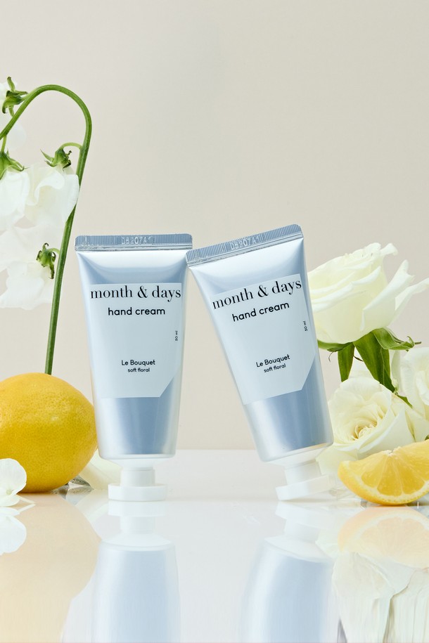 먼스앤데이즈의 단독 특가 1+1 르 부케 핸드크림 50ml(총 100ml)입니다. 르 부케 향으로 손에 은은한 향을 더하며, 건조한 손을 촉촉하게 가꿔줍니다. 보습과 영양 공급에 효과적인 크림 제형으로, 부드럽게 흡수되어 산뜻한 마무리를 선사합니다. 1+1 구성으로, 넉넉하게 사용하여 촉촉한 손을 유지하세요. 손을 위한 특별한 선물로도 좋습니다.
