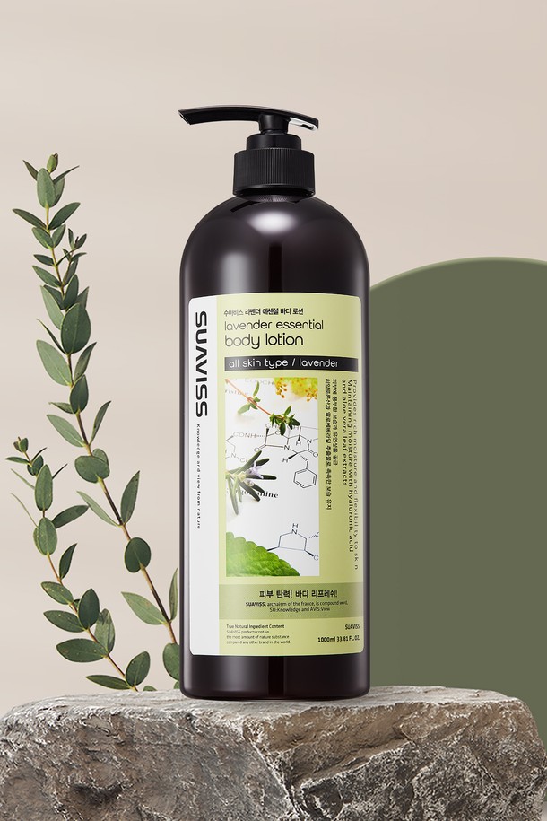 [수아비스] 라벤더 에센셜 바디로션 1000ml WS01AB11는 건조하고 민감한 피부를 촉촉하게 가꿔주는 바디로션입니다. 라벤더 에센셜 오일, 알로에베라잎추출물, 히알루론산 등 95% 천연 성분이 함유되어 보습, 진정, 항산화 효과를 제공합니다. 로션 타입으로 끈적임 없이 산뜻하고 촉촉한 사용감을 선사하며, 라벤더 향으로 아로마테라피 효과를 경험할 수 있습니다. 전 연령 사용 가능하며 온 가족이 함께 사용할 수 있는 제품입니다. 1000ml, 500ml, 300ml 세 가지 용량으로 만나보세요.

