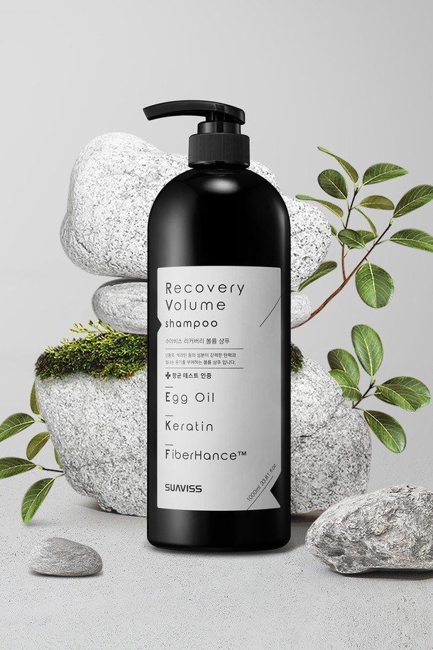 **[수아비스] 리커버리 볼륨 샴푸 1000ml WS01AH05**는 약하고 힘없는 모발, 건조하고 손상된 모발을 위한 샴푸입니다. 데실글루코사이드, 멘톨, 에그오일, 케라틴, 파이버핸스 등 자연 유래 성분을 함유하여 두피 케어, 탈모 예방, 손상 모발 케어, 비듬 및 가려움 완화에 도움을 줍니다. 풍성한 거품과 산뜻한 사용감, 끈적임 없는 제형으로 쾌적하게 사용 가능하며, ISO 22716 품질 인증을 받은 자연주의 샴푸입니다. 연구소 개발을 통해 탄생한 과학적인 포뮬러로 볼륨감 있는 모발을 연출해 보세요. 1000ml 대용량으로 온 가족이 함께 사용하기 좋습니다.
