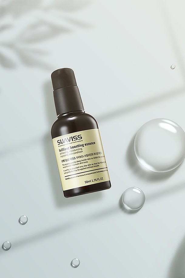 [수아비스] 브릴리언트 부스팅 에센스 50ml는 미백, 보습, 흡수력, 톤 개선에 도움을 주는 스킨케어 에센스입니다. 베타글루칸, 판테놀, 식물성 성분, 콘플라워워터 등 풍부한 성분이 함유되어 피부에 촉촉함과 생기를 부여합니다. 브릴리언트 부스팅 에센스는 미백 기능성 화장품으로, 자연 식물성 보습 입자가 빠르게 흡수되어 투명하고 광채 나는 피부를 선사합니다. 기미, 주근깨, 칙칙한 피부톤이 고민이라면 T존, U존, 얼굴 전체에 발라 맑고 깨끗한 피부로 가꾸어 보세요. 미백과 보습 효과를 극대화하려면 보습 제품과 함께 사용하는 것을 권장합니다.
