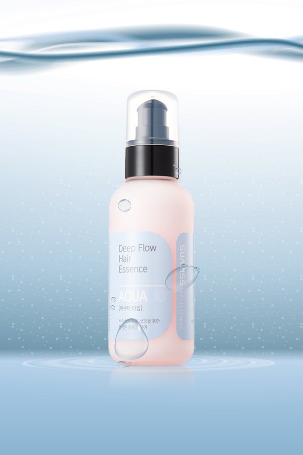 [수아비스] 딥 플로우 헤어에센스 아쿠아타입 120ml는 샴푸 후 젖은 모발에 1-2회 펌핑하여 사용하는 밀키 세럼 타입의 헤어에센스입니다. 95% 천연 성분으로 만들어져 민감성 두피에도 순하게 작용하며, 식물성 글리세린, 캐모마일 추출물, 알로에베라 젤이 함유되어 수분 코팅, 모발 영양 공급, 탄력 증진, 손상모 보호, 두피 진정 효과를 선사합니다. 아쿠아향이 은은하게 퍼져 상쾌함을 더하며, 집콕룩, 산책룩, 여행룩 등 어떤 스타일에도 잘 어울립니다. 미니멀, 캐주얼, 클래식 스타일을 즐겨 입는 분들에게 추천합니다.
