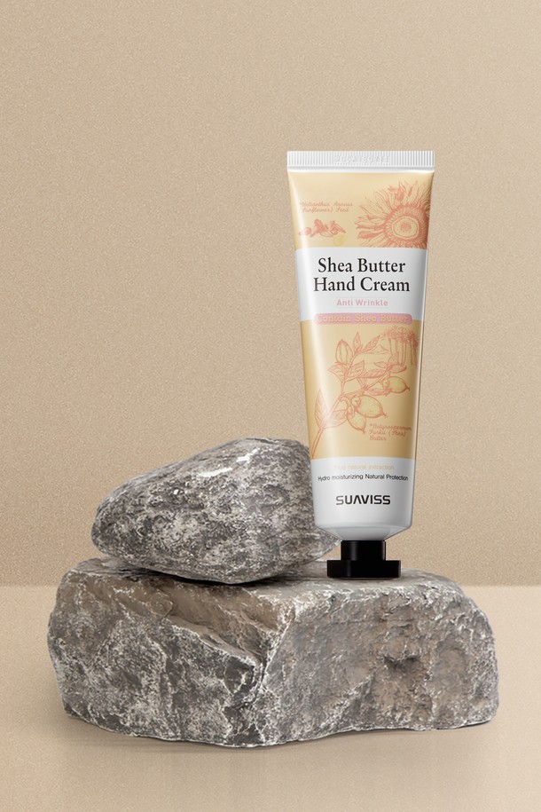 수아비스 쉐어버터 핸드크림 80ml WS01AB16은 쉐어버터 성분으로 피부에 풍부한 보습과 영양을 공급하는 핸드크림입니다. 천연 원료를 사용하여 민감한 피부에도 안심하고 사용할 수 있으며, 촉촉하고 부드러운 손으로 가꾸어줍니다. 수아비스의 독자적인 기업부설연구소에서 개발되어, ISO 22716 제조관리시스템 인증을 받은 안전한 품질의 제품입니다. 벤처기업 확인, 제조관리시스템 인증을 획득하여 품질을 보증합니다. 손 피부에 빠르게 흡수되어 끈적임 없이 산뜻하게 마무리됩니다.
