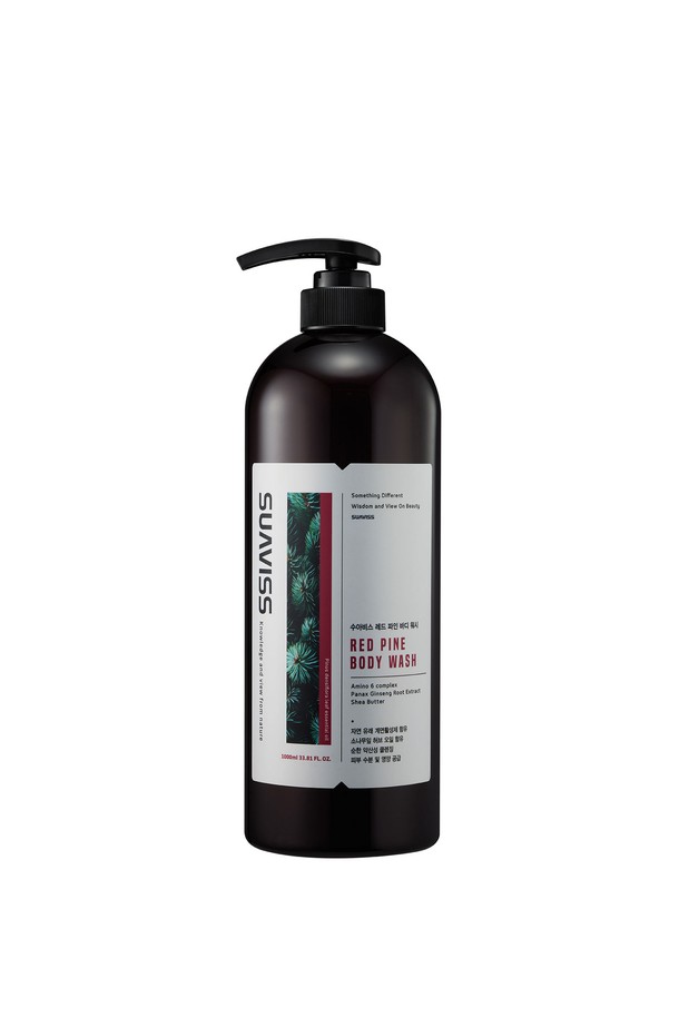 [수아비스] 레드파인 바디워시 1000ml는 95% 자연 유래 성분으로 만들어져 온 가족이 안심하고 사용할 수 있습니다. 레드파인 오일, 로즈마리 오일, 페퍼민트 오일 등 풍부한 자연 유래 성분들이 피부에 보습과 영양을 공급하며, 시어버터와 아미노산 6종 콤플렉스가 피부를 보호하고 탄력을 강화해 줍니다. 풍성하고 부드러운 거품으로 샤워 후에도 촉촉함을 유지하며, 파인향과 허브향의 조화가 산뜻한 경험을 선사합니다. 액상 제형으로 자극 없이 부드럽게 사용 가능합니다.

