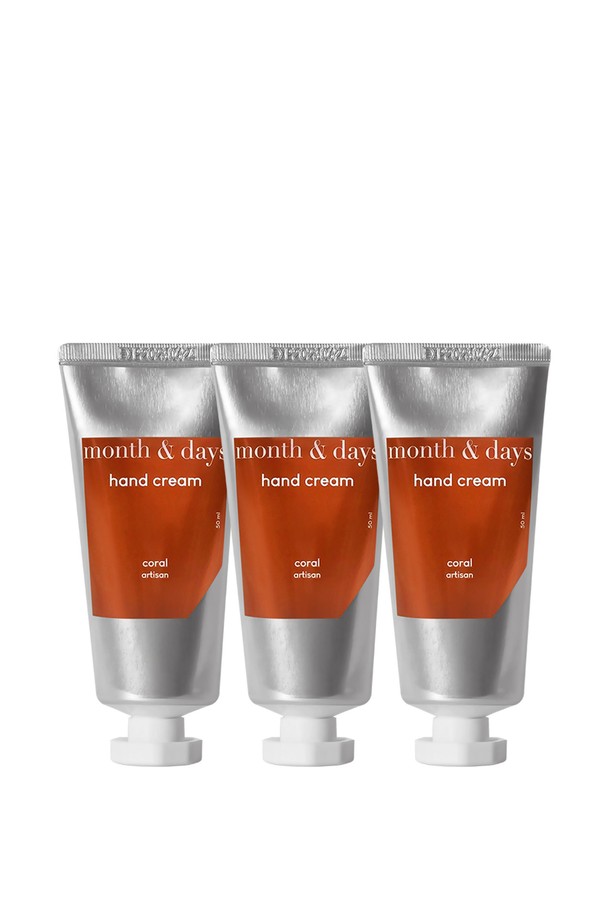 [먼스앤데이즈/단독] 3SET 코랄(감귤과 허브향) 핸드크림은 Le Bouquet 컬렉션의 Breeze 라인으로, 감귤과 허브향의 조화가 돋보이는 핸드크림 3개 세트입니다. 시어버터, 세라마이드엔피, 해바라기씨오일, 올리브오일, 토코페릴아세테이트 등 풍부한 보습 성분이 피부를 촉촉하게 가꿔줍니다. 피부 진정, 보습, 피부 장벽 강화, 항산화 효과를 제공하여, 일상 속에서 피부를 건강하게 보호해줍니다. 코랄 패턴 디자인으로, 데일리 케어용 핸드크림으로 적합합니다.
