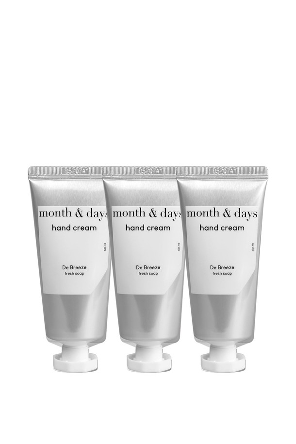 [먼스앤데이즈/단독] 디 브리즈(클린솝 향) 핸드크림 3세트는 시어버터, 세라마이드, 해바라기씨 오일 등 풍부한 보습 성분과 피부 장벽 강화에 도움을 주는 성분을 함유하고 있습니다. 50ml 용량으로, 저녁 호숫가를 연상시키는 깨끗한 비누 향, 클린솝 향을 담아 우아하고 산뜻한 사용감을 선사합니다. 피부 진정 및 수분 손실 방지, 외부 자극으로부터 피부를 보호하며, 크림 제형으로 촉촉하게 스며들어 부드러운 손으로 가꿔줍니다. 적당량을 덜어 손에 부드럽게 펴 발라 사용하며, 3개입 세트로 구성되어 더욱 넉넉하게 사용할 수 있습니다.
