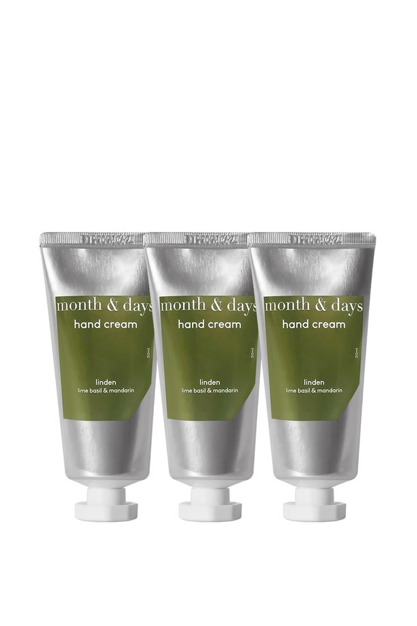 [먼스앤데이즈/단독] 린든(라임앤바질) 핸드크림 3SET는 싱그러운 라임과 상쾌한 바질 향의 조화가 돋보이는 핸드크림 3개입 세트입니다. 시어버터, 세라마이드 NP, 해바라기씨오일 등 풍부한 보습 성분이 함유되어 피부에 수분과 영양을 공급하고, 외부 자극으로부터 피부를 보호합니다. 29% 향료 함유로 은은하고 오래 지속되는 향을 선사하여 섬세한 향기 레이어링이 가능합니다. 라임, 베르가못, 만다린, 듀베리의 탑노트와 바질, 라벤더, 플라워, 은방울꽃, 바이올렛의 미들 노트, 베티버, 시더우드, 멜리로트, 파출리, 오크모스의 베이스 노트가 어우러져 풍성한 향을 경험할 수 있습니다. 손을 씻은 후나 건조할 때마다 적당량을 덜어 부드럽게 펴 발라 촉촉하고 향기로운 손으로 가꿔 보세요.
