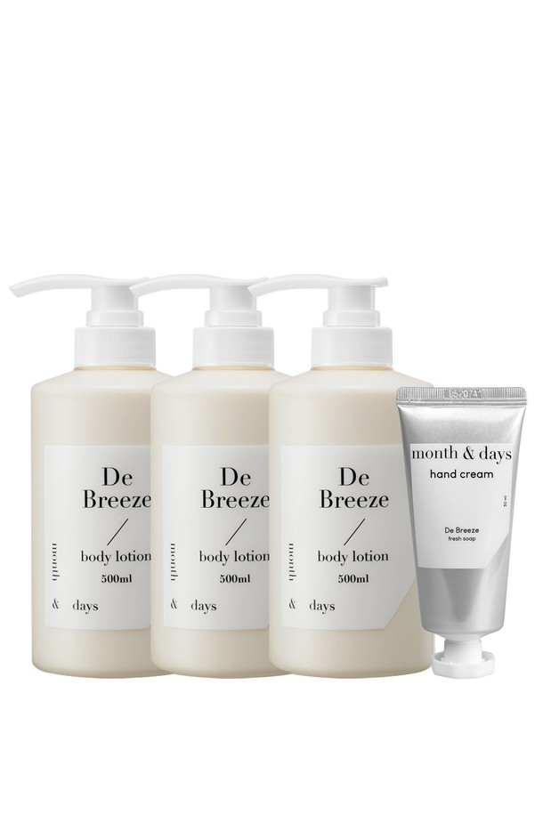 [먼스앤데이즈/단독] 디 브리즈(클린솝 향) 바디로션+핸드크림 3SET는 저녁 호숫가를 담은 듯한 은은한 향기가 특징입니다. 프레시한 바람 향을 시작으로 난초, 백합, 장미의 조화로운 미들 노트, 머스크, 샌달우드, 바닐라의 부드러운 베이스 노트로 마무리됩니다. 시어버터, 세라마이드 NP, 해바라기씨오일 등 풍부한 보습 성분이 피부 장벽을 강화하고 진정 효과를 선사합니다. 29%의 향료 함유로 하루 종일 은은하게 지속되는 향을 경험할 수 있으며, 핸드크림은 50ml 용량으로 구성되어 있습니다. 부드러운 사용감으로 편안하게 피부를 가꿀 수 있습니다.
