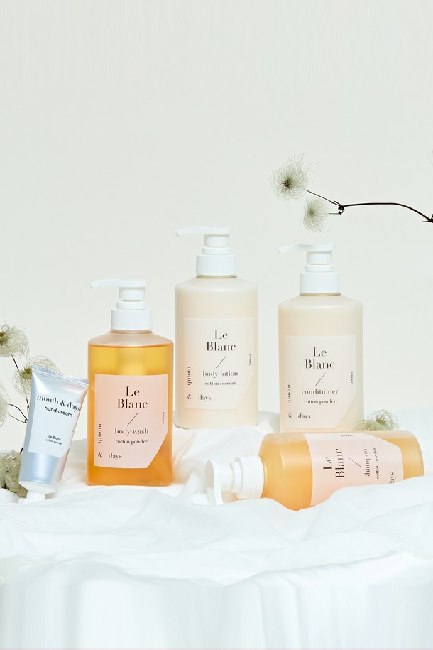 먼스앤데이즈 르 블랑 풀패키지는 샴푸 500ml, 컨디셔너 500ml, 바디워시 500ml, 바디로션 500ml, 핸드크림 50ml로 구성된 바디케어 세트입니다. 풀패키지 구성으로 한 번에 완벽한 보습과 클렌징 케어를 경험할 수 있습니다. 샴푸, 컨디셔너, 바디워시, 바디로션은 펌프형 용기로 편리하게 사용할 수 있으며, 은은한 화이트와 베이지 컬러의 조화가 돋보입니다. 
