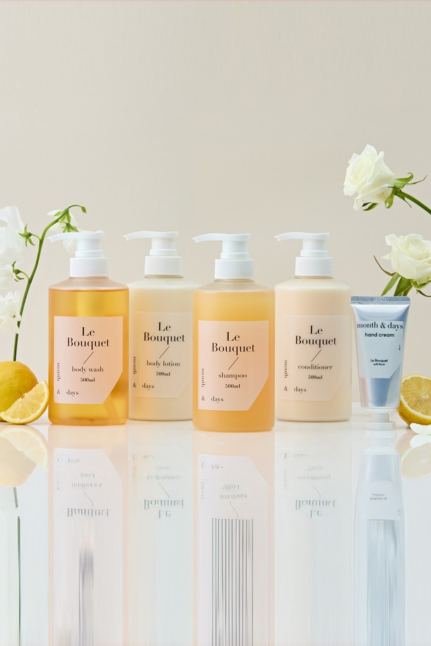 먼스앤데이즈 르 부케 풀패키지는 샴푸, 컨디셔너, 바디워시, 바디로션, 핸드크림으로 구성된 토탈 바디케어 세트입니다. 르 부케 향으로 은은한 향기를 선사하며, 세정, 보습, 컨디셔닝 기능을 제공하여 피부를 부드럽고 촉촉하게 가꿔줍니다. 샴푸 500ml, 컨디셔너 500ml, 바디워시 500ml, 바디로션 500ml, 핸드크림 50ml로 구성되어 풍성한 사용감을 경험할 수 있습니다. 먼스앤데이즈 르 부케 풀패키지로 매일 향기롭고 촉촉한 바디 케어를 완성하세요.
