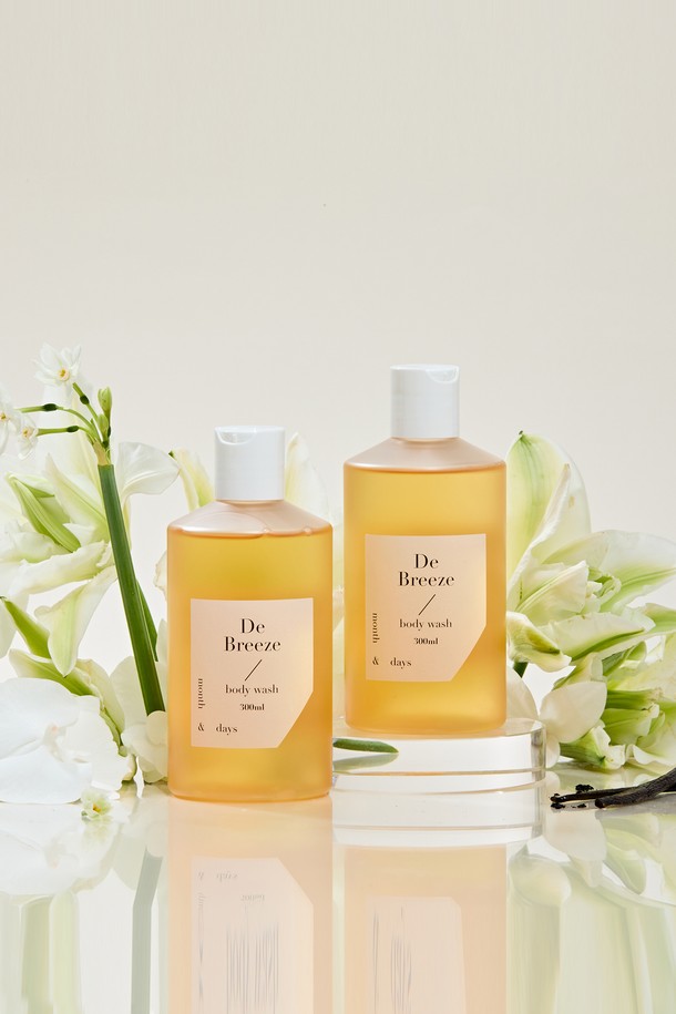 먼스앤데이즈 퍼퓸케어 바디워시 디 브리즈 클린솝향 300ml 2개 세트입니다. 향수처럼 은은한 클린솝 향으로 샤워 후에도 향긋함을 유지해줍니다. 1+1 구성으로 더욱 넉넉하게 사용 가능하며, 부드럽고 풍성한 거품으로 깨끗하게 세정해 줍니다. 바디케어를 위한 제품으로, 산뜻하고 청결한 사용감을 선사합니다. 먼스앤데이즈 브랜드의 바디워시로, 온 가족이 함께 사용할 수 있습니다.
