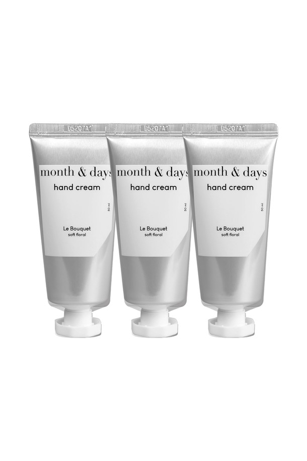 [먼스앤데이즈/단독] 르 부케(플로럴향) 핸드크림 3개 세트입니다. 은은한 플로럴 향이 특징이며, 일상생활에서 손 피부에 보습을 선사합니다. 르 부케 라인으로, 3개의 핸드크림이 한 세트로 구성되어 있습니다. 핸드크림은 하얀색을 띠며, 손쉽게 사용할 수 있도록 디자인되었습니다.
