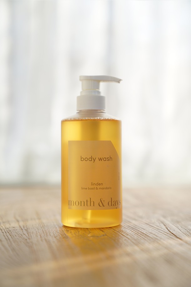 먼스앤데이즈 퍼퓸케어 바디워시 린든 라임 앤 바질 만다린 500ml는 상쾌한 시트러스 계열 향을 선사하는 퍼퓸케어 바디워시입니다. 라임, 바질, 만다린의 조화로운 향기가 은은하게 지속되어 기분 좋은 샤워 시간을 선사합니다. 펌프형 용기로 편리하게 사용할 수 있으며, 500ml 용량으로 넉넉하게 사용 가능합니다. 상큼한 오렌지와 옐로우 컬러가 시각적인 즐거움을 더하며, 일상에서 산뜻함을 더해줍니다. 먼스앤데이즈의 향기로운 바디워시로 부드럽고 향기로운 피부를 경험해보세요.
